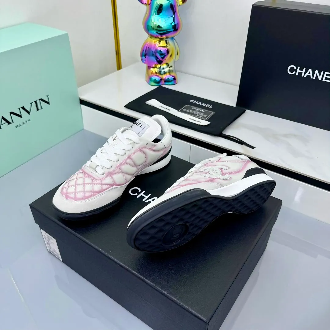 👟👟Ex-factory price 640👟👟 Top version Chanel Chanel - 2025 counter top casual sports shoes This sneaker is a classic design; the upper is electro-embroidered with a variety of techniques; the outsole is fashionable and sporty; it is unusual to incorporate a variety of color matching elements... The diversified mix and match is very beautiful and versatile, and can be used for leisure, fashion, sports and outdoor... ꫛꫀꪝ Go➫ Material: ❶The upper is made of: original cowhide ❷The inner lining is made of: original imported sheepskin ❸The outsole is based on: original TPU combination outsole Full set of boutique packaging for women 35–41 👉